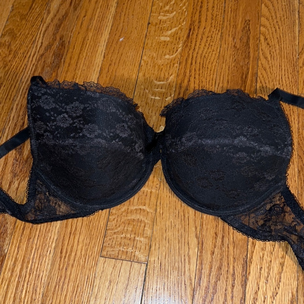 Black bra with lacy design. Size 40C.